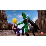Mise en scène : Cell face à une figurine de Gohan dans un décor rocheux