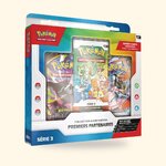 Collection Illustration Premiers Partenaires Série 3 Pokémon, trois boosters en vitrine, sur fond crème