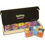 Les cinq mini-boîtes Puissance de Kanto dans leur carton ouvert, devant quatre cartes Pokémon non incluses