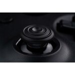 Gros plan du stick analogique de la manette 8BitDo 64