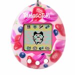 Tamagotchi Original Berry Delicious vu de face, coque rose à fraises, myrtilles et macarons