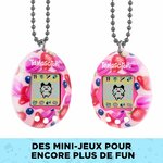 Tamagotchi Berry Delicious vu de face et de trois quarts, suspendu à sa chaîne