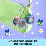 Trois Tamagotchi Original accrochés à lanse dun sac vert, visuel des différents modèles