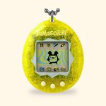 Tamagotchi Original Color Collection Yellow à coque jaune translucide et pailletée, sur fond crème