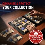 Collectionneur qui range ses cartes dans un classeur Ultra Pro sur une table en bois
