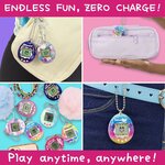 Quatre photos de Tamagotchi Original accrochés à des sacs, une trousse et une ceinture