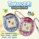 Visuel avec deux Tamagotchi Connection, bleu et rose, et des personnages de la série