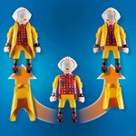 Trois vues de Doc Brown en tenue de 2015, avec des flèches vers le bas de son manteau jaune