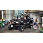 Pick-up noir devant un garage, Marty au volant, Biff avec son chiffon et Jennifer à côté