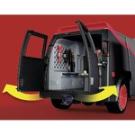 Arrière du fourgon, portes ouvertes sur léquipement intérieur, flèches jaunes sur fond rouge