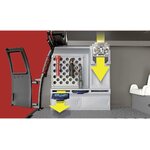 Gros plan sur lintérieur du fourgon : panneau à outils, moniteur et rangements, avec des flèches jaunes