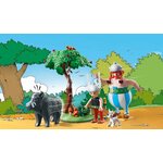 Scène montée sur un décor de forêt dessiné : le sanglier, larbre, Astérix, Obélix et Idéfix