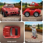 Quatre vignettes : pilote au volant, toit soulevé, voiture vue de dessus, pilote en combinaison et casque