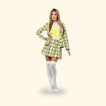 Déguisement Cher de Clueless Smiffys porté : veste et jupe à carreaux jaunes, chaussettes hautes, sur fond crème