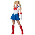 Femme en costume de Sailor Moon avec une perruque blonde à couettes, non fournie, et les couvre-bottes rouges