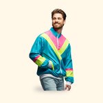 Veste de survêtement Boland turquoise à bandes rose et jaune fluo portée par un homme, sur fond crème