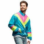 Homme souriant en veste turquoise à bandes rose et jaune fluo, main dans la poche, jean clair