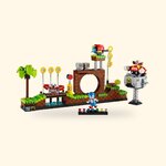 Set LEGO Ideas 21331 Sonic Green Hill Zone monté, avec Sonic, Dr Eggman et les émeraudes, sur fond crème