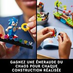 Sonic et un anneau sur le présentoir des émeraudes, et des mains qui montent le Moto Bug avec la notice