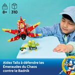 Enfant qui tient le Tornado-1 LEGO au-dessus dune table, pastilles 8+ et 310 pièces, légende en français