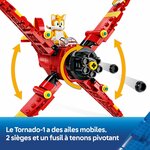 Gros plan de face sur le Tornado-1 LEGO, flèches montrant les ailes mobiles, légende en français