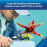 Enfant qui joue avec le Tornado-1 LEGO et le Badnik sur une table, légende en français