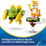 Gros plan sur le Badnik Egg Chaser et la minifigurine de Tails sur son île, légende en français