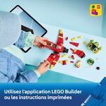 Enfant qui construit le Tornado-1 LEGO devant une tablette ouverte sur lapplication LEGO Builder