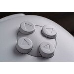 Gros plan des quatre boutons C de la 8BitDo 64, version blanche