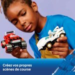 Enfant qui tient la voiture de Silver et le monster truck de Knuckles, légende en français