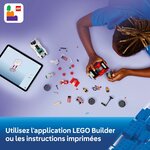Enfant qui construit le set à côté dune tablette ouverte sur lapplication LEGO Builder