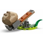 Gros plan sur la catapulte LEGO chargée dun rocher, sur un socle dherbe