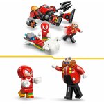 Le robot renversé et Knuckles sur lhoverboard avec deux émeraudes, puis Knuckles et Dr Eggman en gros plan
