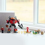 Le set LEGO Sonic 77005 exposé sur un rebord de fenêtre, robot et minifigurines alignés