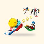 Set LEGO Sonic 77001 monté : lanceur de sphère, deux robots, trois anneaux et Sonic au coin du feu, sur fond crème