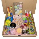 Box ouverte vue de face : soucoupes, Snap and Crackle, sucettes, colliers, roudoudous, pipas et boules coco