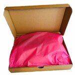 La boîte en carton vide, garnie de papier de soie rose