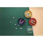 Visuel publicitaire : recharges PEZ dans des coupelles et bonbons épars sur fond vert