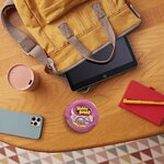Rouleau Mega Long Fancy Fruit posé sur une table près dun sac, dune tablette et dun téléphone