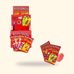 Présentoir de sachets Frizzy Pazzy fraise, quatre sachets et un tas de grains roses, sur fond crème