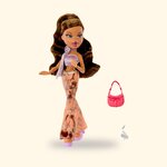 Poupée Bratz Yasmin en bustier lavande et pantalon évasé, avec ses accessoires, sur fond crème