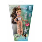 Boîte de la poupée Bratz Yasmin Première Édition Reimagined vue de face, accessoires visibles