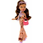 Yasmin de face, lunettes de soleil sur la tête et sac rose à la main