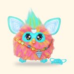 Furby Corail à fourrure rose orangé et oreilles turquoise, avec son collier de perles, sur fond crème