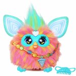 Furby Corail vu de face avec son collier de perles et son peigne turquoise