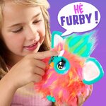 Fillette qui appuie sur le cœur du Furby, bulle « Hé Furby »