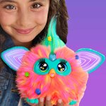 Fillette tenant le Furby, perles clipsées dans sa fourrure