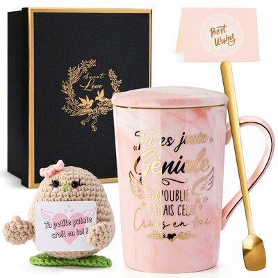 Coffret cadeau avec un mug et de petites poupées décoratives