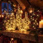 Mini guirlandes lumineuses allumées dans des bouteilles, un bocal et une couronne sur une étagère en bois