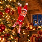 Lutine farceuse aux longues jambes rayées suspendue à une branche de sapin illuminé
